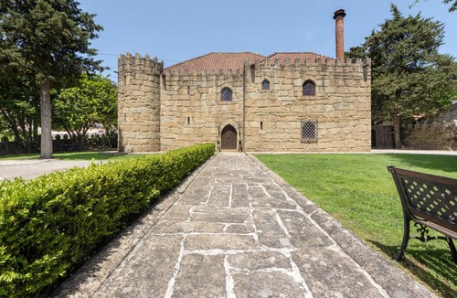 Mosteiro Apartment | Queen Suite in the Castle of Portugraal