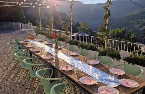 Espadanedo House | Quinta do Lodao, a renovated farmhouse on the banks of the Douro River with a swimming pool.