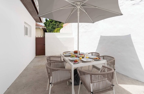 Ramalde House | Relaxed Patio & Jacuzzi Flat by HostWise