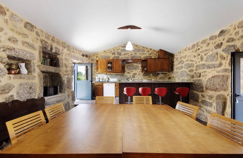 Rossas Apartment | Room 'Quarto 3' with Mountain View, Wi-Fi and Air Conditioning