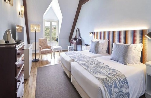 Santana Hotel | Scenic Twin Room with Balcony! Outdoor Pool, Buffet Breakfast, Free Parking!