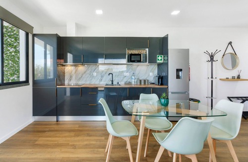 Gaula Apartment | Sea View, Modern Studio with Parking