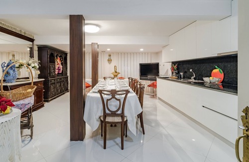 Ronfe House | Serena House – 3-Bedroom Holiday Home with 4 Bathrooms, Private Jacuzzi, Wi-Fi & Cable TV