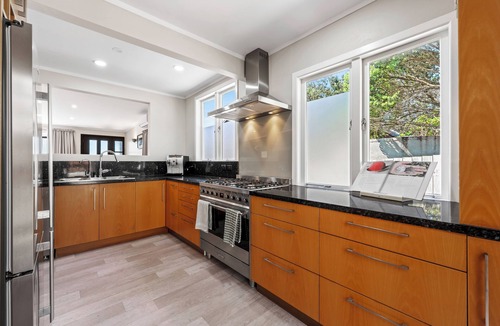 Muriwai House | SILVER SEAS RETREAT A cosy city escape in Muriwai Beach. Family and Dog Friendly