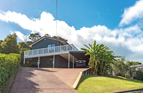 Surfdale House | Skomer House - Sea Views & Central Waiheke Living