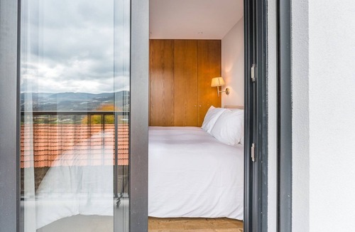Fareja Apartment | Sleek rural escape in Gémeos