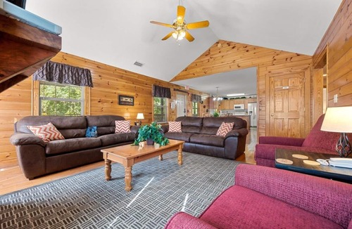 Pigeon Forge Condo | Sleeps 12, close to Dollywood, hot tub!