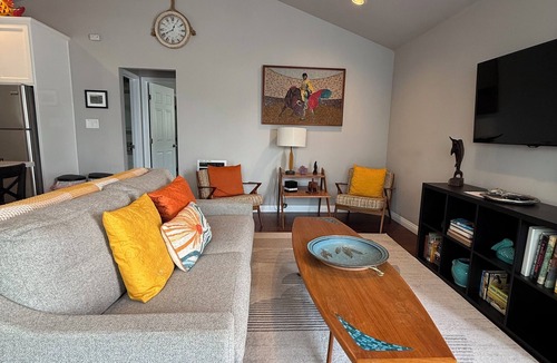 El Segundo House | Spacious 1bd Mid-Century Guest House in El Segundo-near shops, parks, and beach!