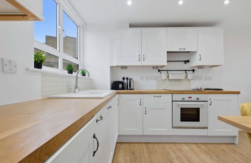 Tower Hill Apartment | Spacious 2-Bed Near Tower Bridge Canary Wharf