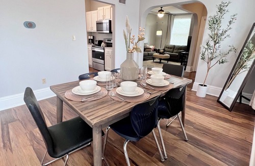 Shaw Apartment | Spacious 3 Bedroom Sleeps 5 - Walk to Botanical Garden - Long Term Pet Friendly