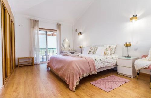 Guia Apartment | Spacious 3BR Flat in Guia – Minutes from Zoomarine & Beaches