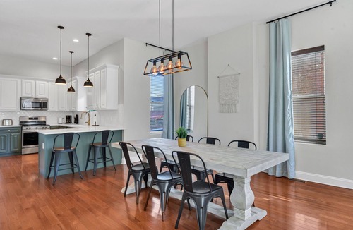 The Gate House | Spacious 5-bedroom house in Downtown Saint Louis with free Parking and Yard.
