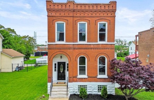 The Gate House | Spacious 5-bedroom house in Downtown Saint Louis with free Parking and Yard.
