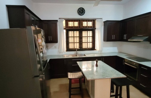 Colombo 06 House | Spacious and Serene 5-bedroom Family Home with AC and WiFi in Colombo