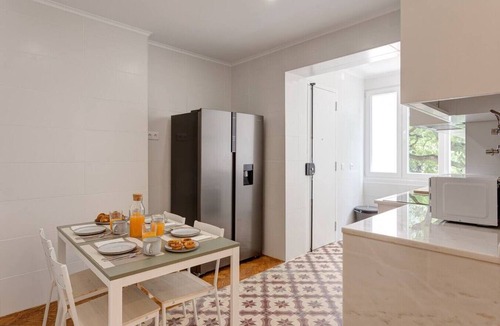Sao Joao de Deus Apartment | Spacious, Custom-Designed Apartment with Air Conditioning in Areeiro