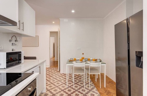 Sao Joao de Deus Apartment | Spacious, Custom-Designed Apartment with Air Conditioning in Areeiro