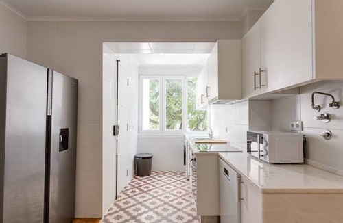 Sao Joao de Deus Apartment | Spacious, Custom-Designed Apartment with Air Conditioning in Areeiro
