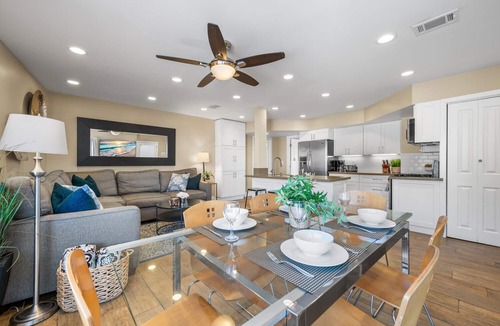 Balboa Peninsula Condo | Steps to Beach + AC + Parking + Beach Equipment