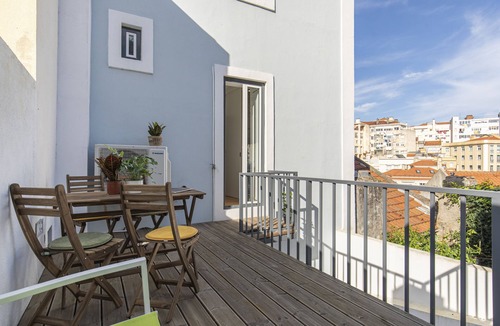 Santa Engracia Apartment | Studio apartment with patio