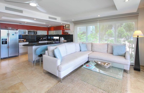 Maxwell Apartment | Stunning Beachfront 2-Bed Condo with Pool - Ocean One 204