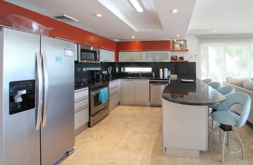 Maxwell Apartment | Stunning Beachfront 2-Bed Condo with Pool - Ocean One 204