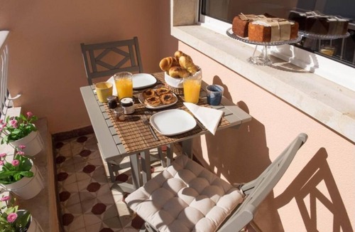 Carcavelos Apartment | Stylish 3-Bedroom Apt with Balcony, Steps from Carcavelos Beach and Shopping.