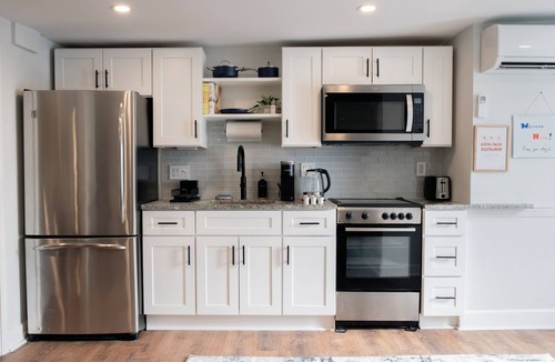 Shaw Apartment | Stylish Shaw Sanctuary + Workspace - Walk to Nightlife!
