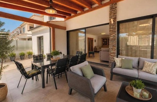 Pata de Baixo House | Sunny villa: huge pool, barbecue, and table tennis fun