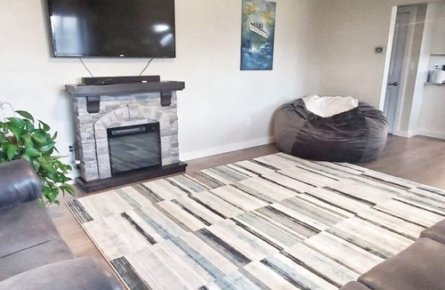 Canandaigua House | The bungalow @ T. Spex Eyewear is a cozy, convenient stay in Canandaigua!