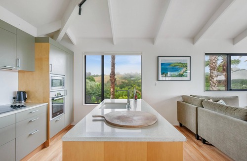 Waiheke Island Apartment | The Condo at Palm Beach - Sun-filled 3 Bedroom Holiday Villa - Palm Beach