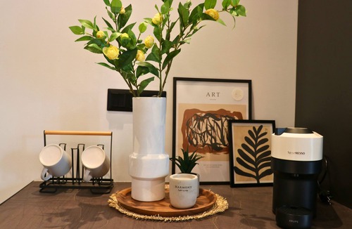 Petralona Apartment | The Philosopher's Abode