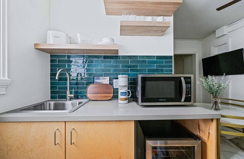 Charlotte Street House | The Sabel Collection | Downtown Asheville retreat with 16 suites parking, Wi-Fi.