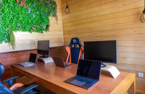Macieira de Cambra House | The VALLEY, apartamentos em casa de campo nas Montanhas Mágicas - a sala e a cozinha, localizadas numa cabana de madeira, são partilhadas