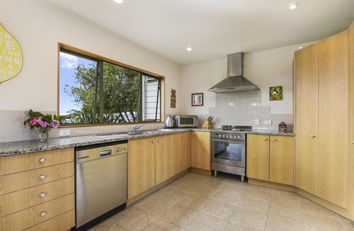 Oneroa House | Tikirau Bay Views - Tikirau Bay Views is a wonderfully appointed family holiday home right next to the beach in Oneroa. With three bedrooms (2 x singles and 2 x queens) and a good sized family bathroom, this is the perfect location for a family group