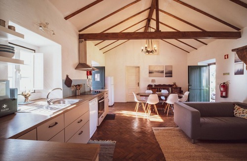 Tomar Cottage | Vale do Espinheiro Country House with Lake View, Private Garden, and Wi-Fi