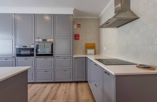 Castelo House | Verivitor Villa – Tennis court, saltwater pool, garden, and BBQ.