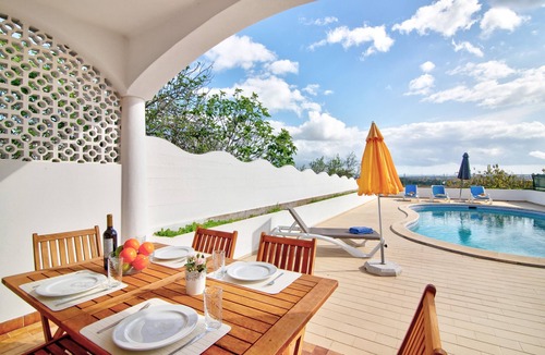 Maritenda Villa | Vila Casa do Cerro with Pool, Garden & Wi-Fi