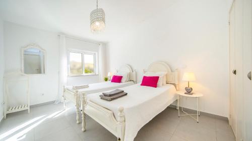 Vale de Centianes Villa | Villa Bloom Coast - Moradias com 2 Piscinas Aquecíveis e BBQ