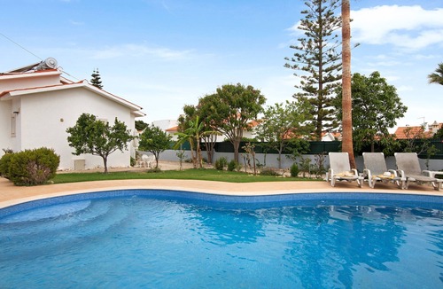 Castelo Villa | Villa 'Casa do Castelo' close to the Sea with Pool & Wi-Fi