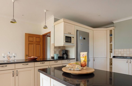 Colegio Villa | Villa Estrelicias, large swimming pool, tennis court, wooded park, near Lagos