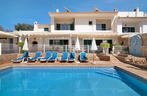Urbanizacao dos Calicos House | "Villa Guisado" Vacation Home with Pool, Terraces, and Wi-Fi