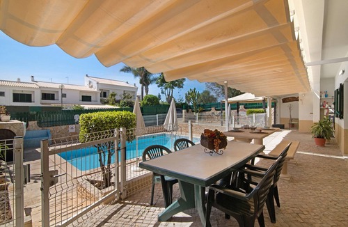 Urbanizacao dos Calicos House | "Villa Guisado" Vacation Home with Pool, Terraces, and Wi-Fi