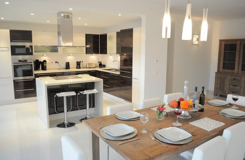 Carvoeiro House | Villa Louella 4 bed AC 10min walk beach Htd pool+child pool, games room, wifi.