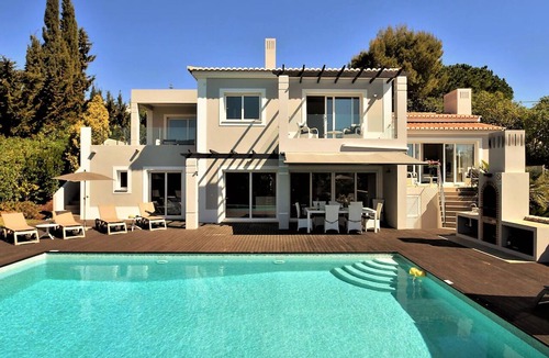 Carvoeiro House | Villa Louella 4 bed AC 10min walk beach Htd pool+child pool, games room, wifi.