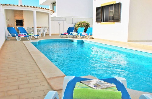 Gale Villa | Villa w/heatable pool & BBQ near the beach