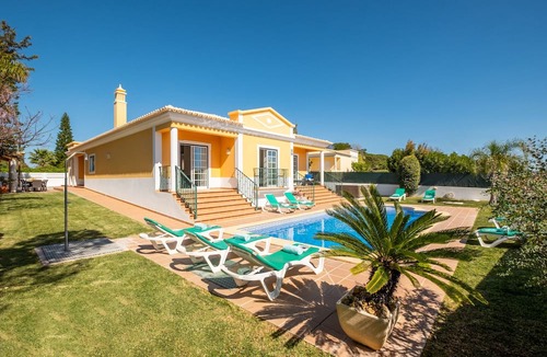 Olhos D'Agua Villa | Villa with heatable pool and jacuzzi in Albufeira