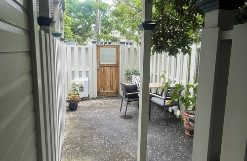 Mount Albert Apartment | Walk to Western Springs and Eden Park! Vibrant studio, with lovely courtyard.
