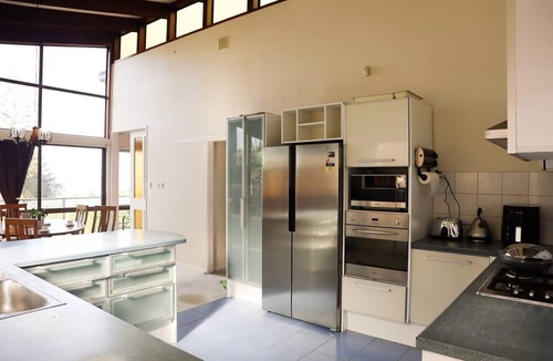 Auckland House | Water views 5-Bedroom Large home | Family Friendly. Close to Airport & City.
