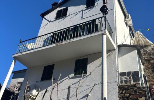 Chas de Egua House | White House