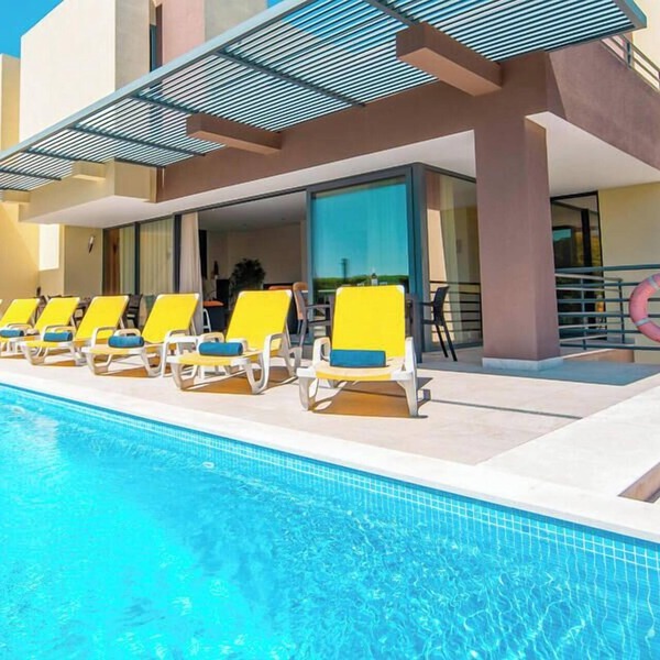 Exclusive villa with jacuzzi and heatable pool